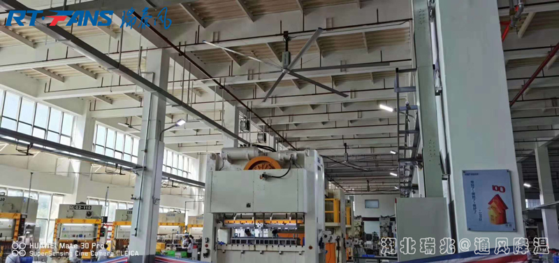 夏日炎炎，你的企業(yè)需要安裝一款工業(yè)大風(fēng)扇幫你迅速解決高大車間的通風(fēng)降溫難題！